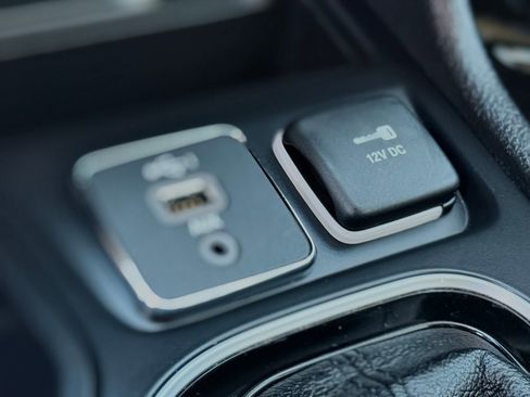 Used 2019 Jeep Cherokee Limited w/ Technology Group FWD image 35