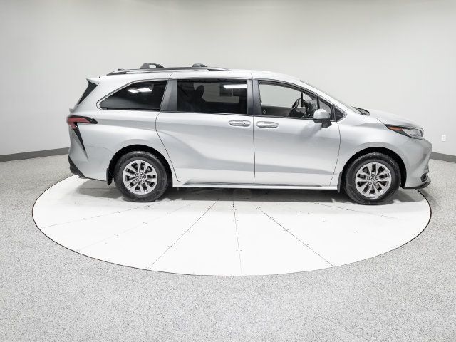 Used 2022 Toyota Sienna LE AWD/4WD image 7