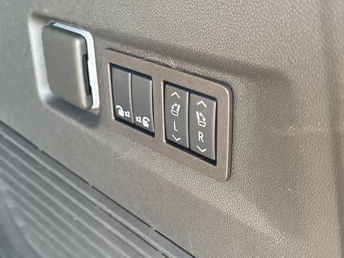 Used 2024 GMC Yukon XL Denali RWD image 26