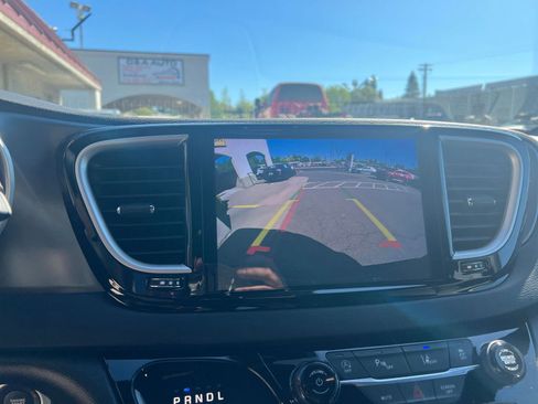 Used 2025 Chrysler Pacifica Select image 25