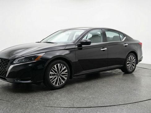 Used 2025 Nissan Altima 2.5 SV image 3