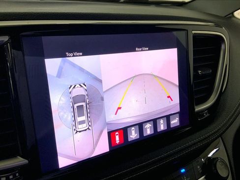 Used 2022 Chrysler Pacifica Limited w/ Uconnect Theater Family Group FWD image 22
