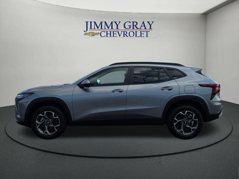 New 2026 Chevrolet Trax LT w/ Driver Confidence Package FWD image 2