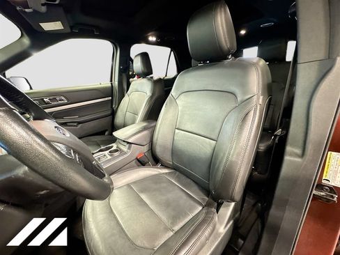 Used 2018 Ford Explorer XLT w/ Equipment Group 202A FWD image 22