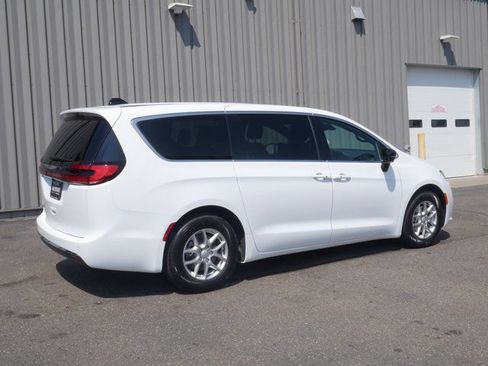 New 2026 Chrysler Pacifica Select FWD image 14