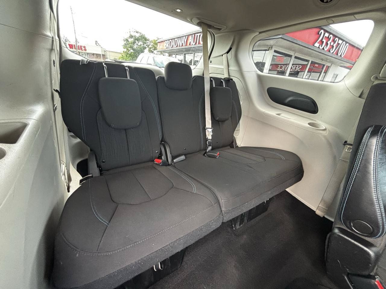 Used 2021 Chrysler Pacifica Touring FWD image 13