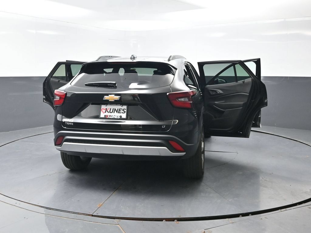 Used 2025 Chevrolet Trax LT FWD image 59