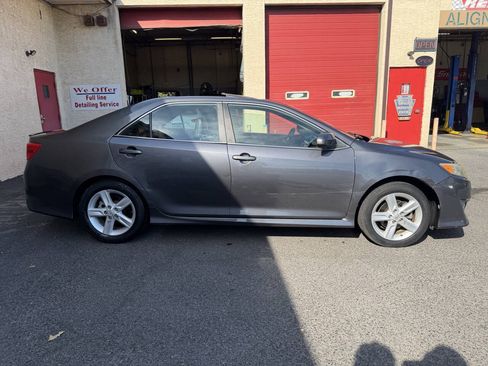 Used 2014 Toyota Camry SE w/ Moonroof Package FWD image 6