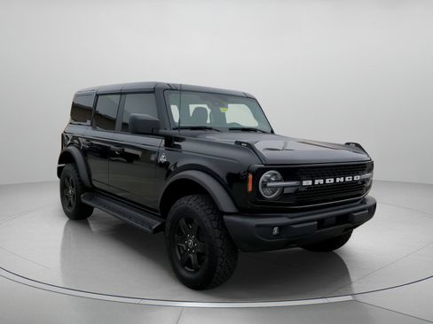New 2025 Ford Bronco Outer Banks w/ Black Appearance Package image 2