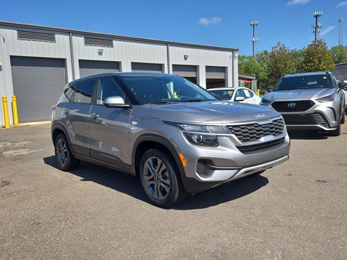 Certified 2023 Kia Seltos LX AWD/4WD image 2