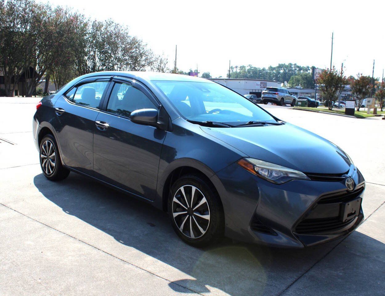 Used 2017 Toyota Corolla LE FWD image 2