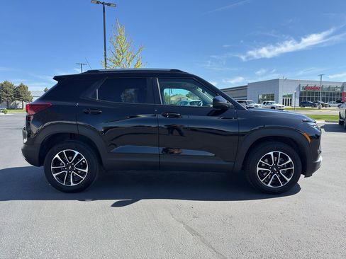 Used 2025 Chevrolet TrailBlazer LT AWD/4WD image 2