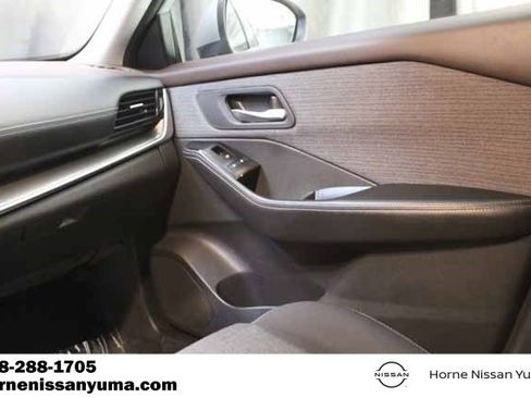 Used 2022 Nissan Rogue SV image 11