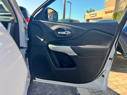 Used 2017 Jeep Cherokee Overland w/ Technology Group FWD image 26
