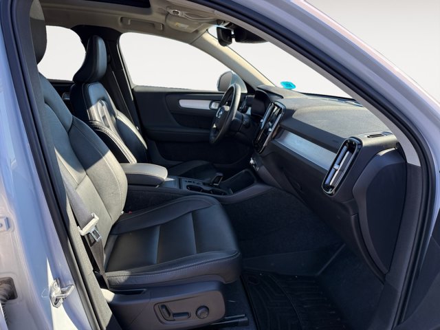 Used 2022 Volvo XC40 T5 Momentum w/ Premium Package AWD/4WD image 14