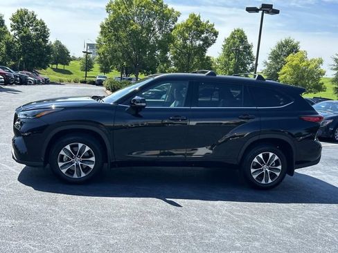 Used 2022 Toyota Highlander XLE AWD/4WD image 7