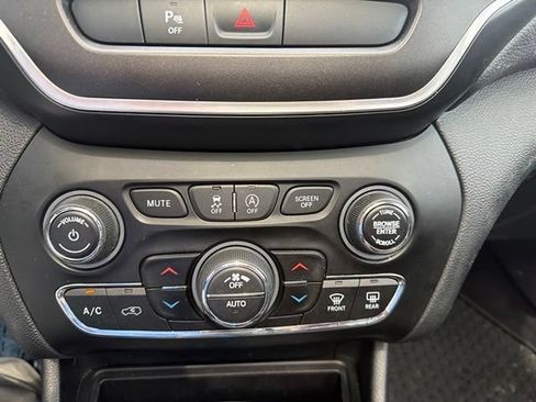 Used 2019 Jeep Cherokee Trailhawk w/ Comfort/Convenience Group AWD/4WD image 15