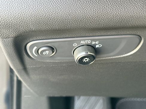 Used 2023 Buick Envision Essence image 10