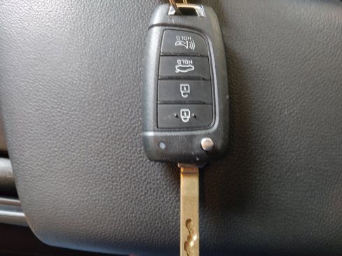 Used 2025 Hyundai Elantra SE FWD image 32
