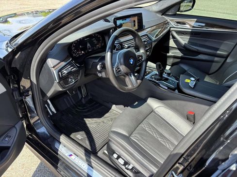 Used 2021 BMW M550i xDrive w/ Dynamic Handling Package image 25