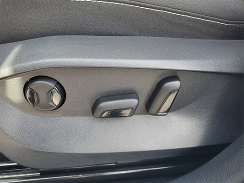 Used 2025 Volkswagen Taos SEL image 19