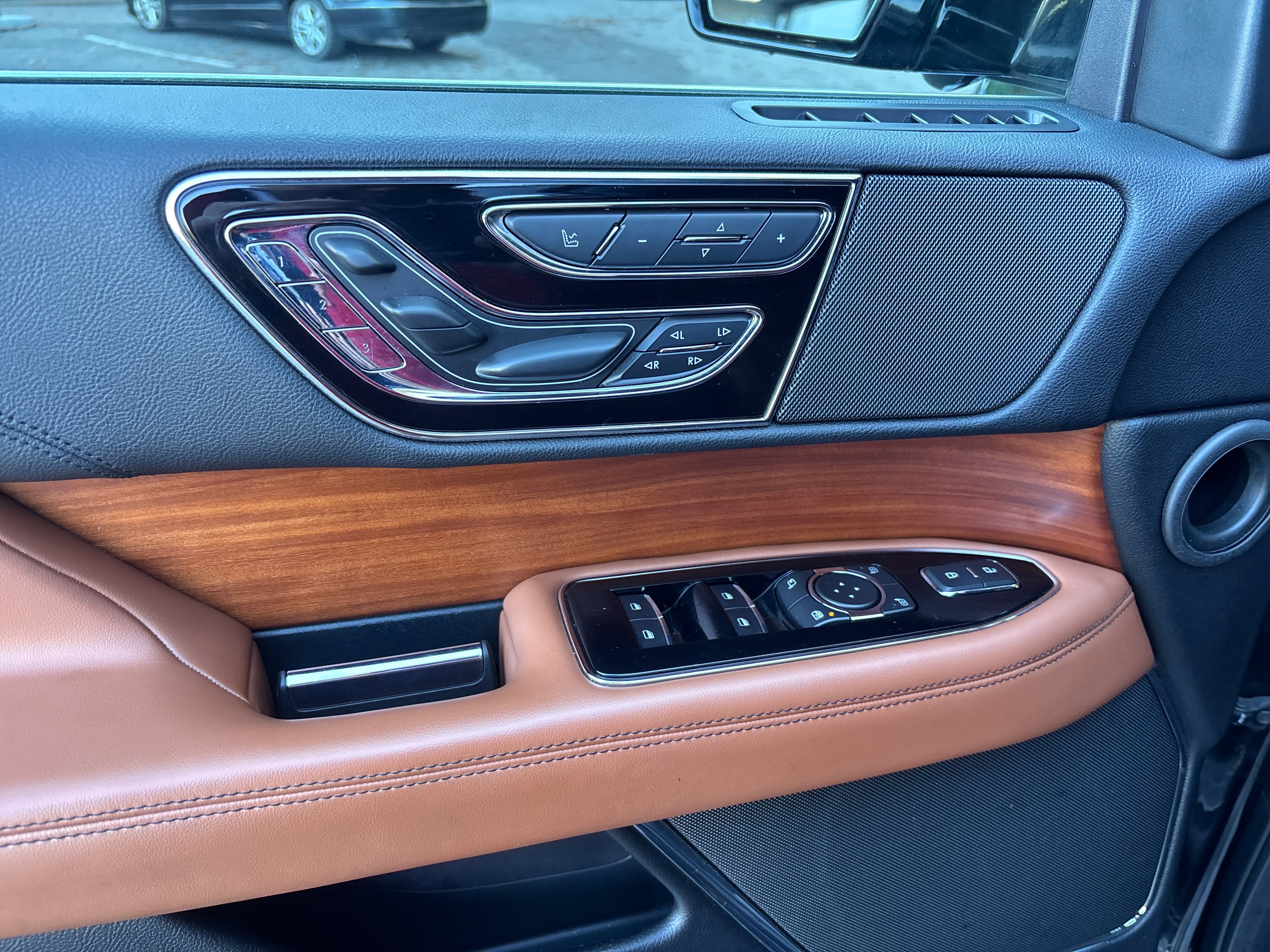 Used 2019 Lincoln Navigator L Reserve AWD/4WD image 12