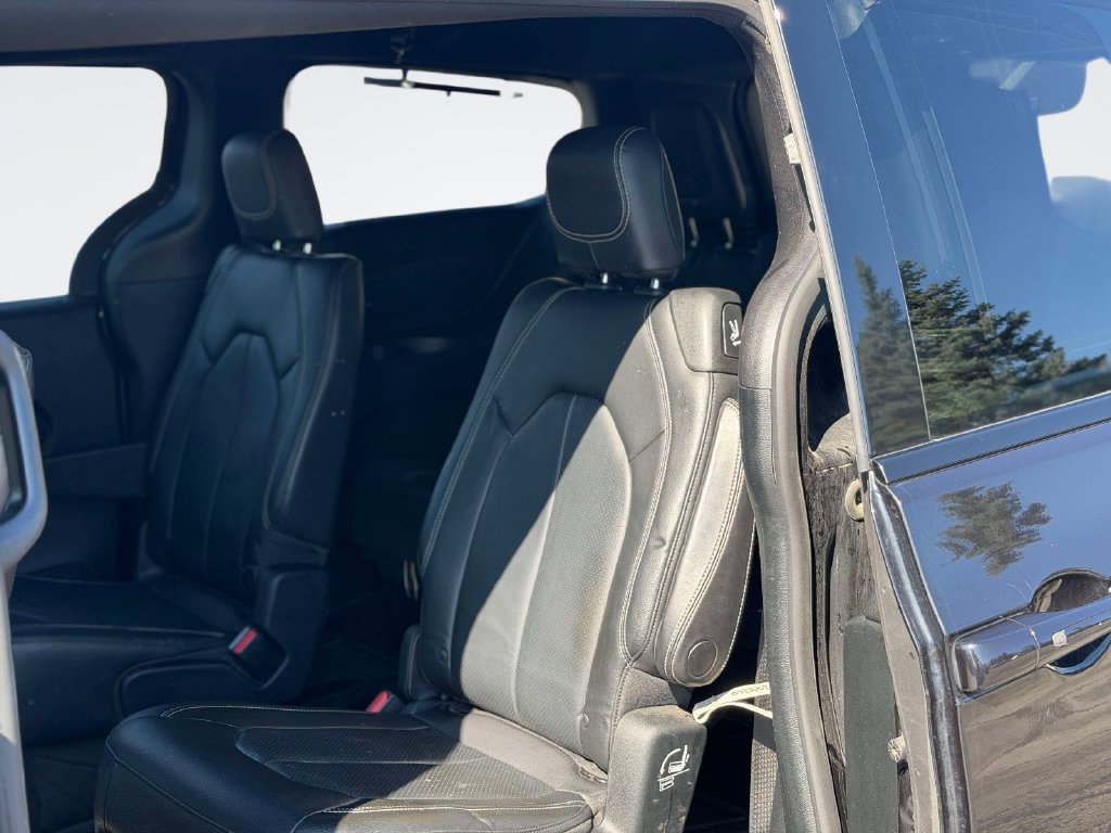 Used 2018 Chrysler Pacifica Touring-L Plus w/ Advanced Safetytec Group FWD image 15