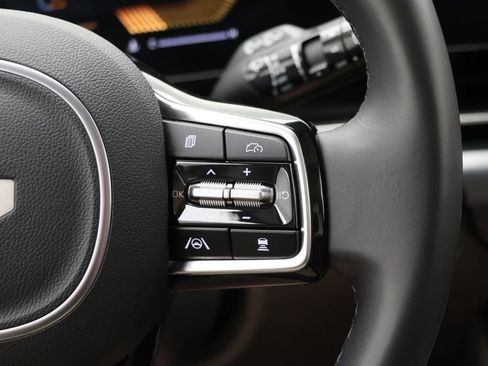 Used 2025 Kia Carnival FWD image 18