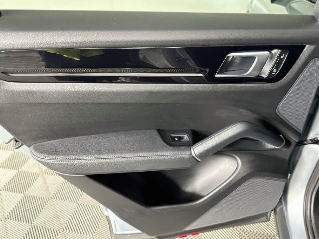 Used 2023 Porsche Cayenne AWD/4WD image 22