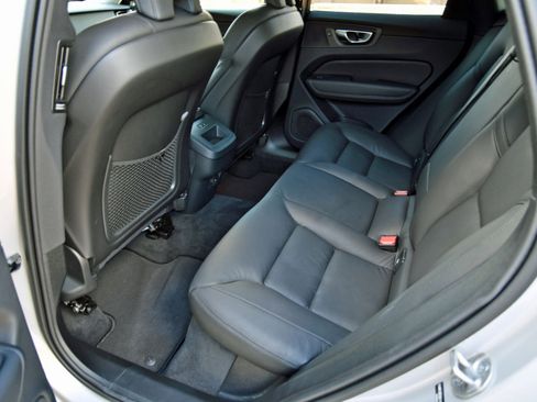 Used 2025 Volvo XC60 B5 Plus image 9