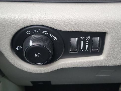 Used 2019 Chrysler Pacifica Touring-L FWD image 18
