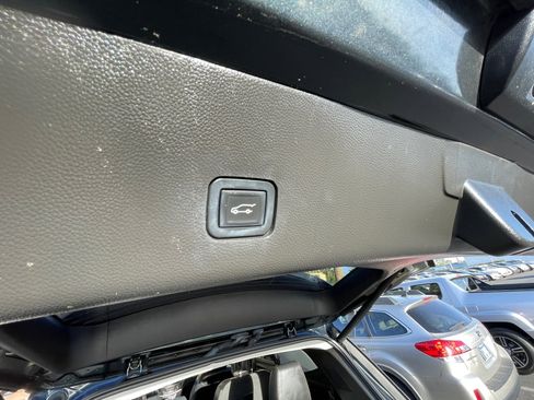 Used 2018 Chevrolet Traverse LT image 25