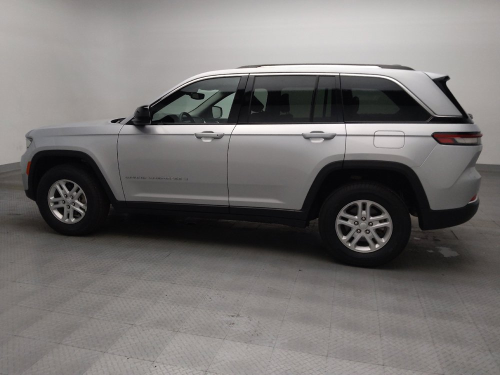 Used 2024 Jeep Grand Cherokee Laredo RWD image 3
