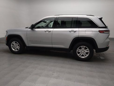 Used 2024 Jeep Grand Cherokee Laredo RWD image 3