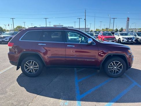 Used 2017 Jeep Grand Cherokee Limited AWD/4WD image 4