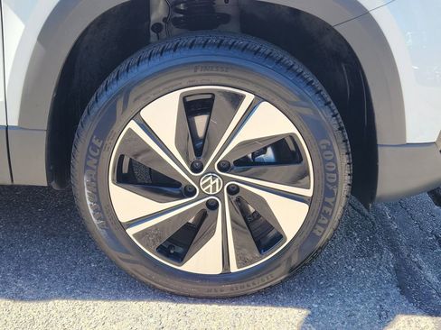 Used 2023 Volkswagen Taos SE w/ Panoramic Sunroof Package image 16