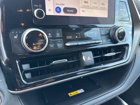 Used 2023 Toyota Highlander XLE AWD/4WD image 24