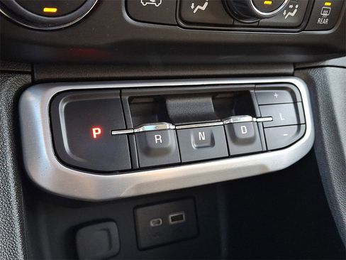 Certified 2023 GMC Acadia SLE w/ Driver Convenience Package image 17