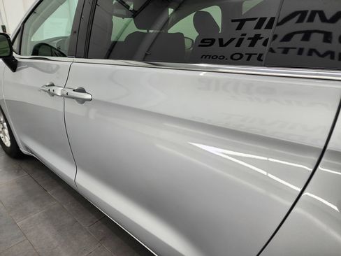 Used 2024 Chrysler Pacifica Touring-L FWD image 32