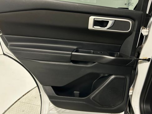 Used 2020 Ford Explorer XLT AWD/4WD image 25