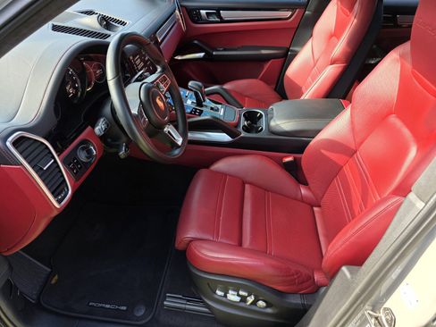 Used 2021 Porsche Cayenne Turbo S image 10
