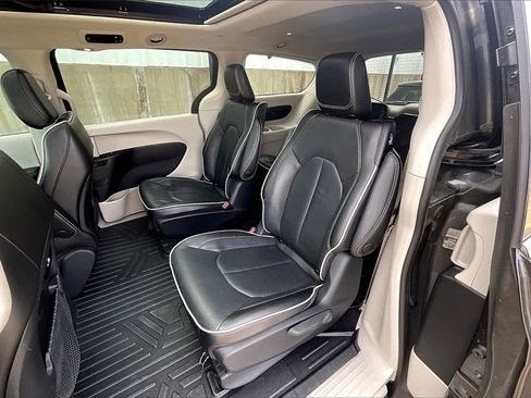 Used 2023 Chrysler Pacifica Limited image 26