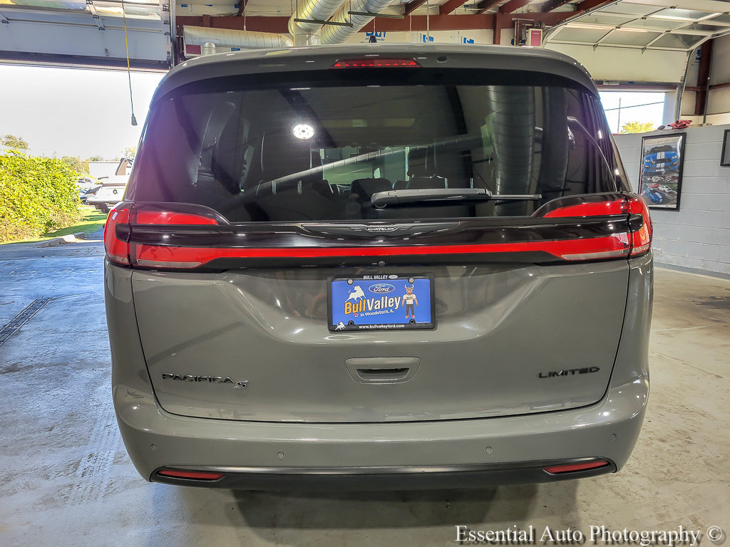 Used 2025 Chrysler Pacifica Limited FWD image 6