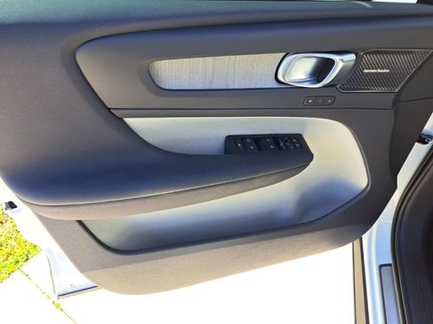 Used 2023 Volvo XC40 B4 Ultimate image 14