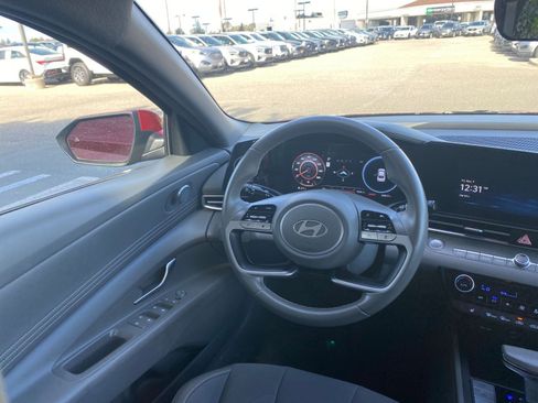 Used 2025 Hyundai Elantra SEL image 34