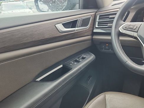 Used 2024 Volkswagen Atlas SEL AWD/4WD image 11