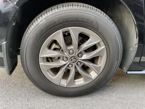 Used 2025 Toyota Sienna XLE FWD image 5