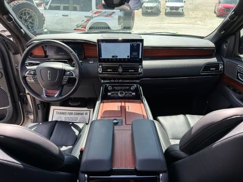 Used 2024 Lincoln Navigator Premiere AWD/4WD image 19