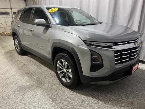 Used 2025 Chevrolet Equinox LT AWD/4WD image 2