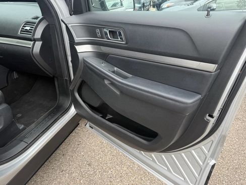 Used 2018 Ford Explorer XLT image 9
